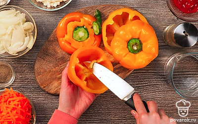 Удобно расположите все ингредиенты. Вымойте перец, морковь, корень петрушки и сельдерея, зелень петрушки. Срежьте у перца верхнюю часть с плодоножкой. Не выбрасывайте, она пригодится. Достаньте семена и перегородки. Очистите лук, морковь, корни петрушки и сельдерея от кожуры. Приготовьте жаропрочную форму. Включите духовку на 180 градусов.