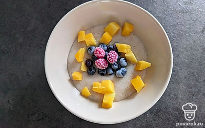 Красиво будет, если добавить замороженные ягоды голубики или малины. Это придаст ресторанного шика вашему завтраку. Прекрасное начало для осенне-зимнего утра.