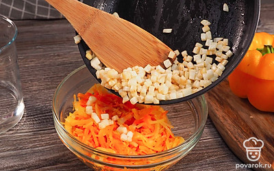 Подготовьте начинку. Лук нарежьте полукольцами, морковь натрите на крупную терку. В сковороде на растительном масле обжарьте лук с морковью до мягкого состояния. Корень петрушки и сельдерея порежьте мелкими кубиками и на отдельной сковороде обжарьте 5-7 минут. Выложите коренья к луку и моркови, посолите и поперчите начинку.