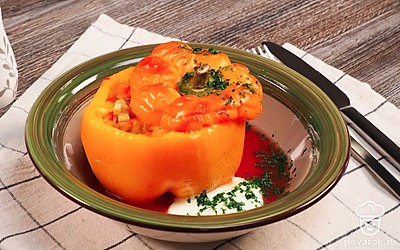 Горячий ароматный перец подавайте к столу со сметаной и мелко нарезанной зеленью петрушки.