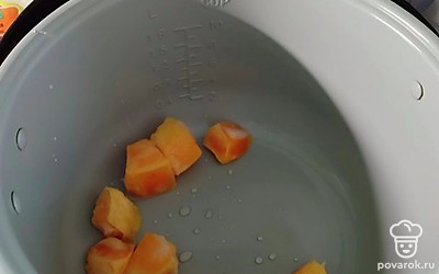 В чашу мультиварки выкладываем небольшие кусочки тыквы, чтобы они быстро разварились.