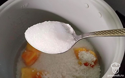 Добавляем рис, сахар, соль и перемешиваем.