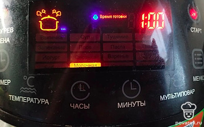 Закрываем мультиварку и ставим режим «Молочная каша» на 1 час.