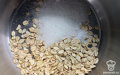 Соединить овсяные хлопья, соль и сахар.