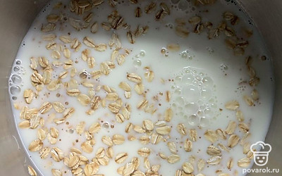 Залить молоком и варить до готовности.