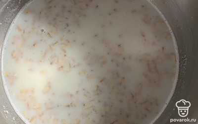 Добавить манную крупу, постоянно помешивая, и готовить еще 3 минуты.