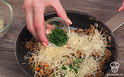 Приготовьте начинку. В разогретое на сковороде растительное масло положите баклажан, кабачок, лук и морковь. Обжаривайте до образования золотистой корочки. Добавьте к овощам грибные ножки и чеснок. Томите еще около 5 минут. Остудите начинку и соедините ее с 2/3 сыра, петрушкой. Посолите, поперчите. Перемешайте.