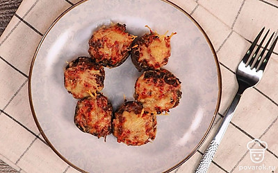 Шампиньоны, фаршированные овощами, идеально подходят для праздничного стола. Они сохраняют свой вкус и аромат не только в горячем, но и в холодном виде.