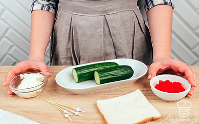 Помойте огурец. Выложите все ингредиенты на стол для удобства приготовления.