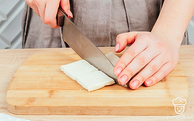 Отрежьте от хлеба корки и нарежьте его на 4 части.