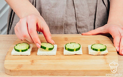 Нарежьте огурец кольцами. Положите кольца огурца на хлеб.