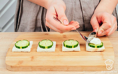 На огурец выложите кнели творожного сыра.