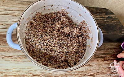 Гречку промойте, залейте водой в соотношении 1 к 2 и варите, периодически помешивая, 20 минут.