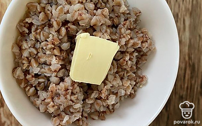 Гречу выложите в тарелочку, добавьте сливочное масло.