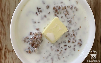 Залейте молоком. Слегка подогрейте, чтобы масло растаяло.