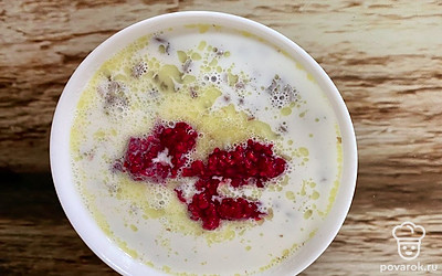 Добавьте малину, перетертую с сахаром.