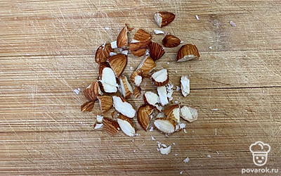 Миндаль порубите ножом и посыпьте орешками готовое блюдо.