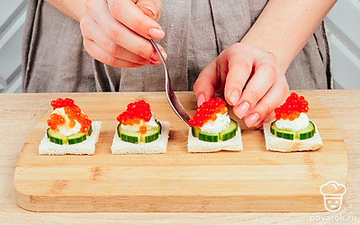 На творожный сыр положите икру.