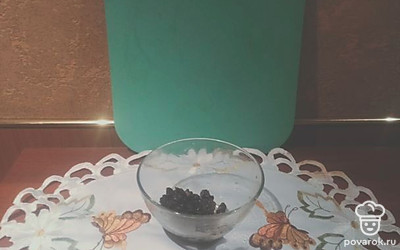 Промойте изюм, залейте его холодной кипяченой водой на 10 минут для набухания. Слейте воду.