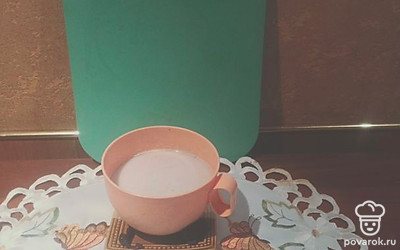 Залейте молоком овсяные хлопья, добавьте изюм. Посолите кашу, добавьте сахар. Дайте настояться 5 минут под крышкой. Блюдо готово.