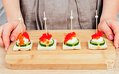 Проткните канапе шпажкой.