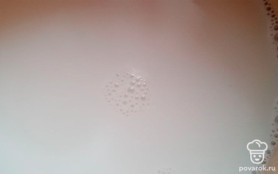 Молоко влить в кастрюлю. Поставить на средний огонь. 