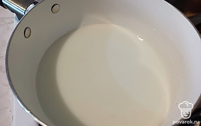 Наливаем в кастрюлю молоко и воду, ставим на средний огонь. 