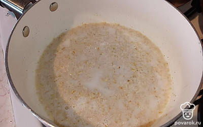 После закипания добавляем овсяные хлопья быстрого приготовления. Кладем сахар, соль и перемешиваем.