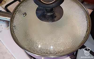 Накрываем крышкой и варим 3 минуты на медленном огне. Выключаем и даем постоять еще 3-5 минут.