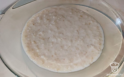 Выкладываем кашу на тарелку.