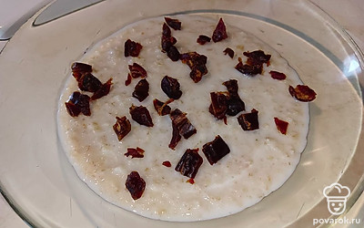 Добавляем нарезанные финики для вкуса. Можно добавить изюм, орехи, курагу.