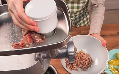 Измельчите филе сельди. Убедитесь, что в филе не осталось косточек. Прокрутите сельдь на мясорубке.