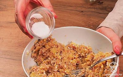 Измельчите картофель и яйцо. Поочередно пропустите через мясорубку вареный картофель и яйца. Сложите сельдь, яйца и картофель в одну миску, добавьте растительное масло и хорошо перемешайте. Если сельдь недостаточно соленая, можно добавить соль по вкусу.