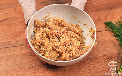 Подавать форшмак можно на отдельном блюде полностью или в виде бутербродов. Сформируйте на блюде полусферу из форшмака, ложкой придайте форму в виде волн. Украсьте нарубленным зеленым луком и укропом. Если не планируете сразу ставить блюдо на стол, его нужно хранить в холодильнике не более двух суток.