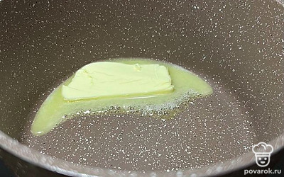 Растопите сливочное масло в кастрюле.