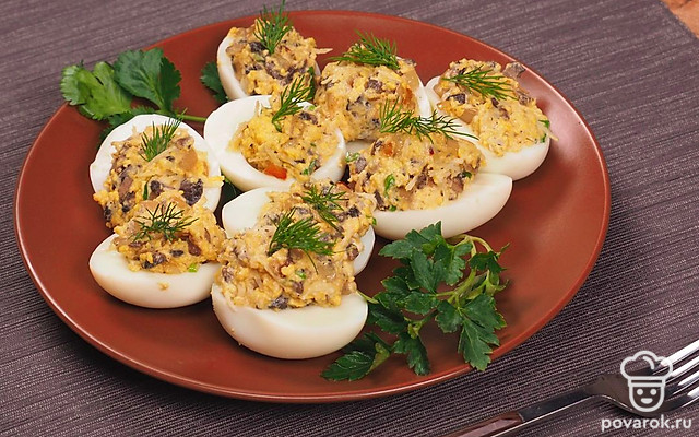 Яйца, фаршированные шампиньонами с луком, маслом и черным перцем — Рецепт с фото