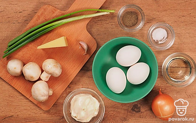Отварите яйца вкрутую. Очистите их и разрежьте на половинки. Желток натрите на мелкой терке. Шампиньоны помойте и мелко нарубите. Лук репчатый очистите от шелухи и измельчите. Зеленый лук помойте, уберите лишнюю жидкость бумажным полотенцем и тоже измельчите. Сыр натрите на мелкой терке. Чеснок пропустите через пресс.