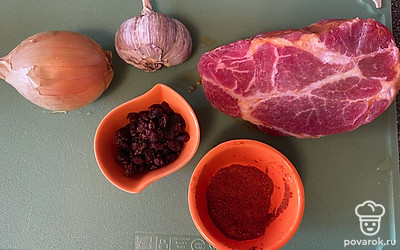 Подготовьте мясо. Приправы. Перловую крупу поставьте варить заранее.