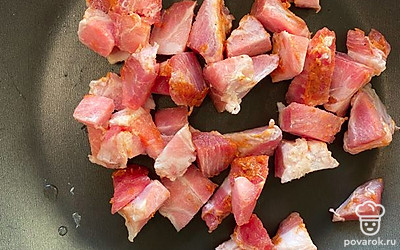 Мясо порежьте кубиками, добавьте паприку и соль.