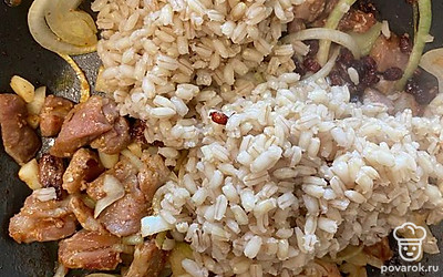 Добавьте уже сваренную перловую крупу и все тщательно перемешайте.