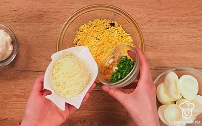 Приготовьте начинку. Разогрейте в сковороде растительное масло. Выложите в него репчатый лук. Обжаривайте до золотистой корочки. Добавьте измельченные грибы, перемешайте. Томите до тех пор, пока жидкость от шампиньонов не выпарится. Готовую зажарку переложите в миску. Добавьте к ней соль, перец, сыр, желток, чеснок, зеленый лук и майонез. Хорошо перемешайте.