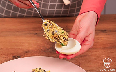 Сделайте фаршированные яйца. Начините половинки яиц начинкой.