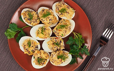 Переложите фаршированные яйца на сервировочное блюдо перед подачей.