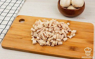 В небольшую кастрюлю положите куриное филе, залейте водой, доведите до кипения, посолите и варите до готовности. Затем остудите мясо и нарежьте его на небольшие куски.