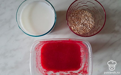 Перетрите клубнику с 2 чайными ложками сахара.