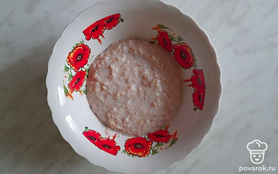 Переложите овсянку в тарелку.