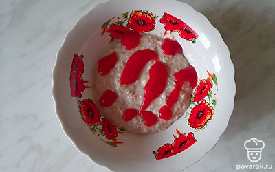 Добавьте сверху перетертую клубнику и подайте к столу. Приятного аппетита!