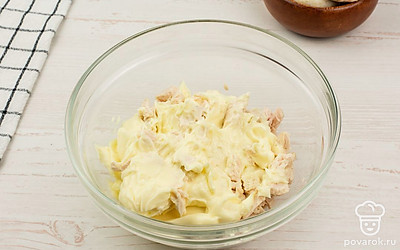 В глубокую тарелку добавьте сливочный сыр и курицу, посолите по вкусу и хорошо перемешайте.