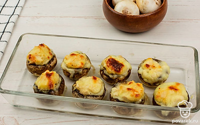 Поместите грибы в духовку. Готовьте 25 минут при 170 °C до появления золотистой корочки.