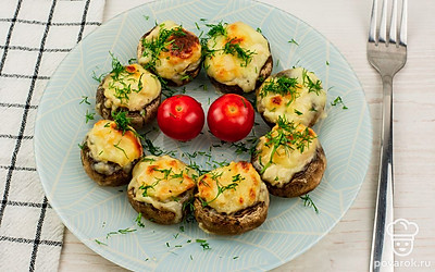 Перед подачей добавьте к грибам помидоры черри и мелко нарезанную зелень.